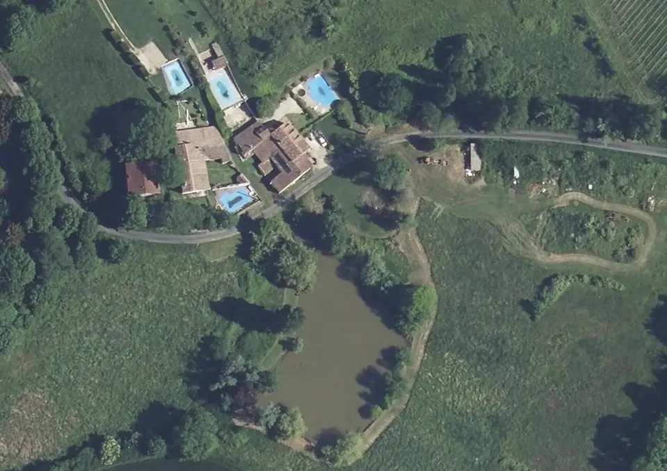 Aerial photo of the lake, the farmhouse and the fields around them